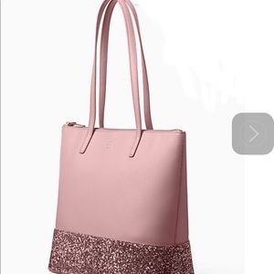 Med/Lg tote great for carryon during traveling. Great for moms & safe then sry!